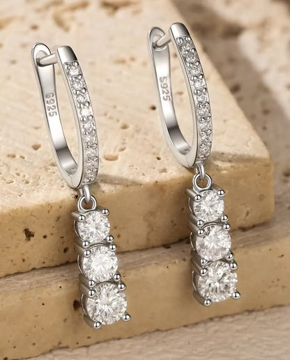 Orecchini a Cerchio Pendenti Moissanite a Tre Pietre in Argento 925 - primo piano delle tre moissaniti digradanti