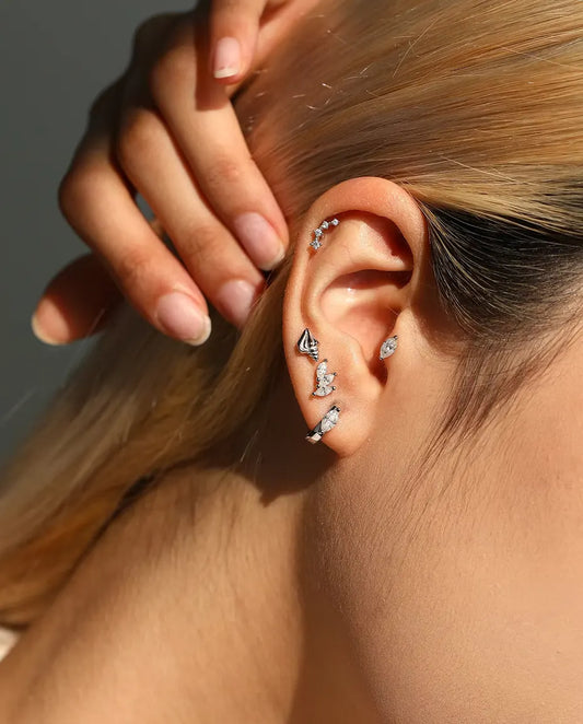 Orecchini a Conchiglia a Spirale in Argento 925 - indossato da una modella con la mano dietro la testa