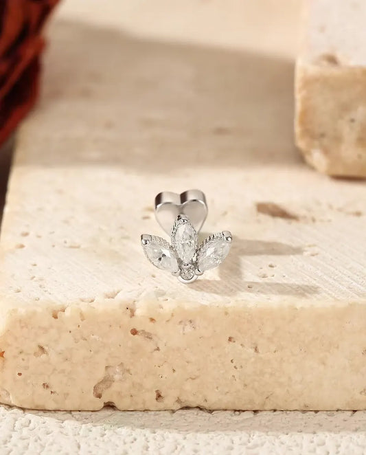 Orecchini a Fiore di Loto con Moissanite Marquise in Argento 925 - sul bordo di una lastra di travertino