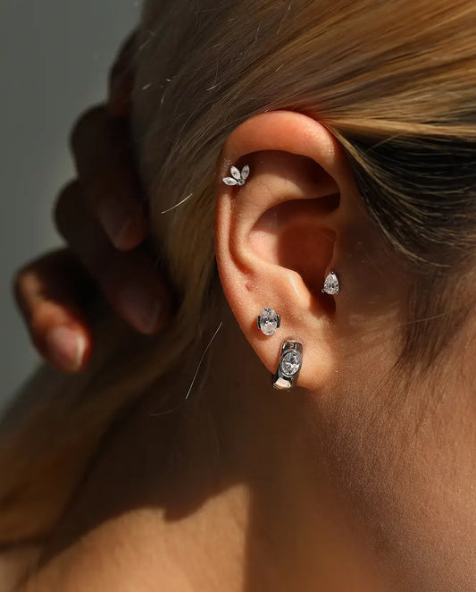 Orecchini a Fiore di Loto con Moissanite Marquise in Argento 925 - indossato da una modella con la mano dietro la testa