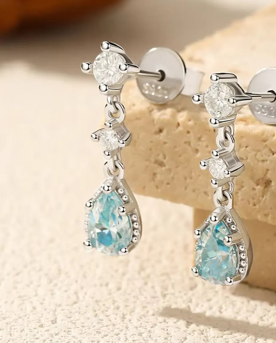 Orecchini moissanite azzurro aqua - una goccia da 0,50 ct 4 x 6 mm per orecchino con accenti in zircone, argento 925, 18 mm