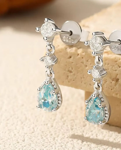 Orecchini moissanite azzurro aqua - una goccia da 0,50 ct 4 x 6 mm per orecchino con accenti in zircone, argento 925, 18 mm