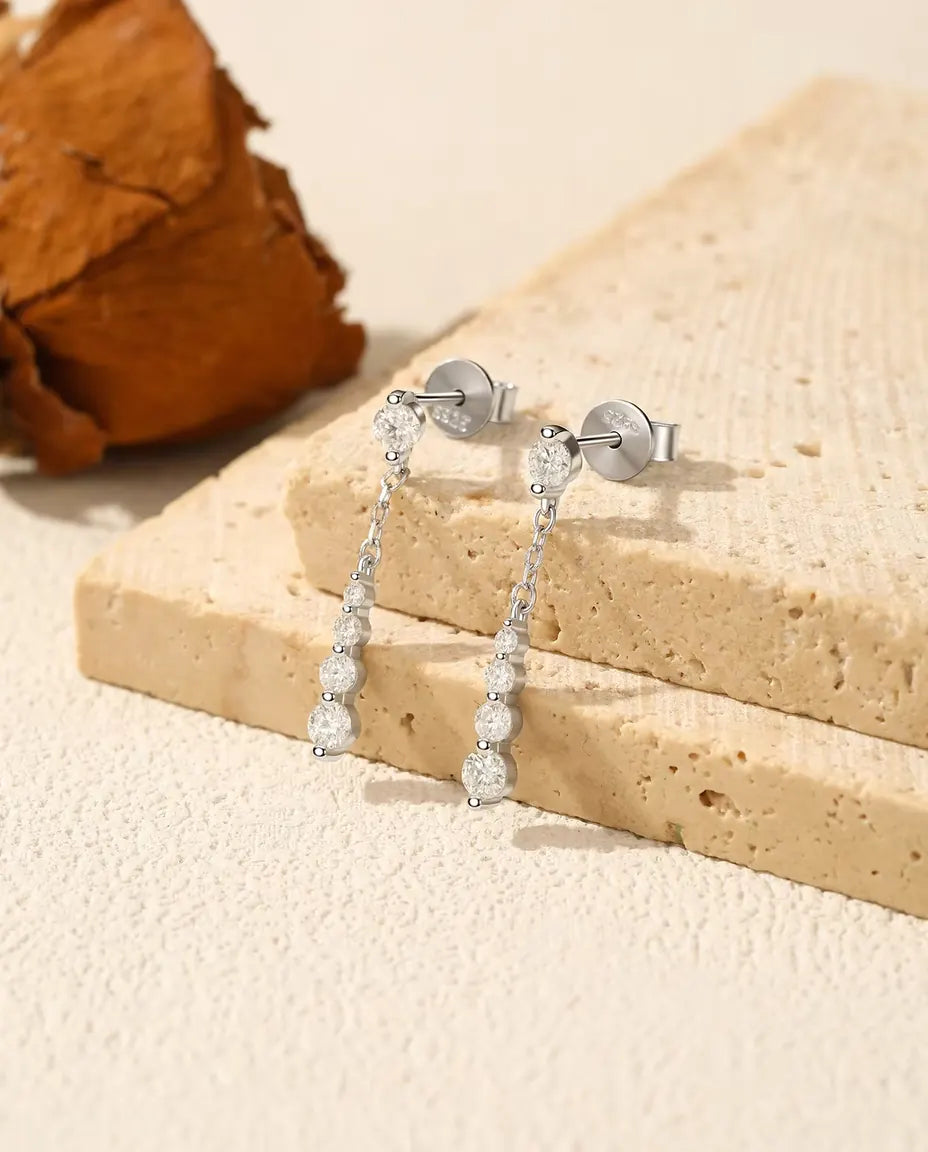 Orecchini Moissanite su catena – dieci pietre colore D in scala da 1,5 a 3 mm, in argento 925, 24 mm