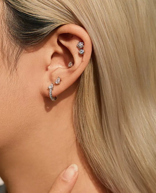 Orecchini con Moissanite a Goccia e Due Griffe in Argento 925 - indossato da una modella con la mano sul collo