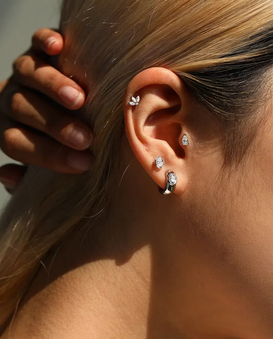 Orecchini con Moissanite Ovale a Incastonatura Laterale in Argento 925 - indossato da una modella con la mano dietro la testa