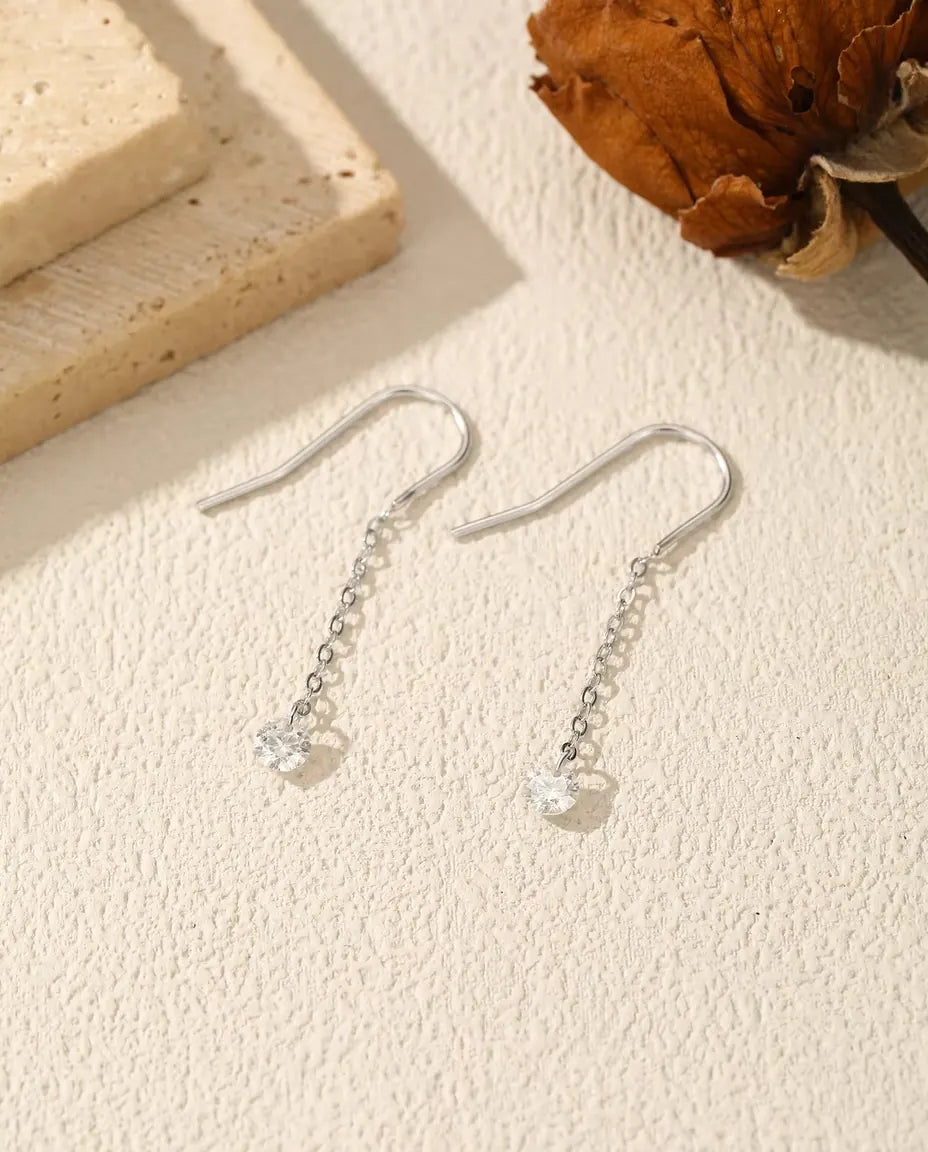 Orecchini passanti moissanite - una pietra da 0,30 ct e 4 mm per orecchino su catena sottile da 35 mm, argento 925 massiccio