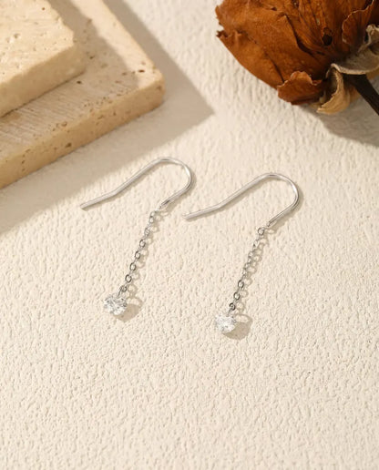 Orecchini passanti moissanite - una pietra da 0,30 ct e 4 mm per orecchino su catena sottile da 35 mm, argento 925 massiccio