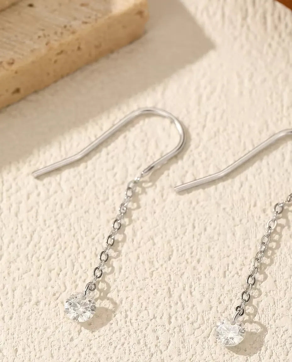 Orecchini passanti moissanite - una pietra da 0,30 ct e 4 mm per orecchino su catena sottile da 35 mm, argento 925 massiccio