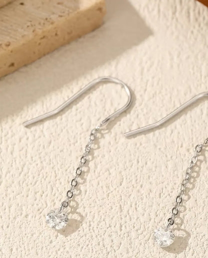 Orecchini passanti moissanite - una pietra da 0,30 ct e 4 mm per orecchino su catena sottile da 35 mm, argento 925 massiccio