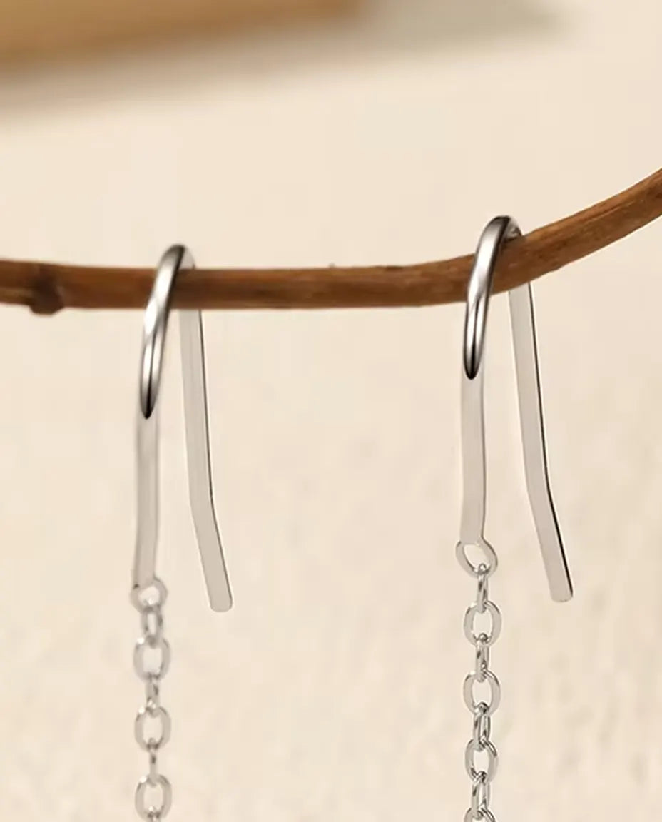 Orecchini passanti moissanite - una pietra da 0,30 ct e 4 mm per orecchino su catena sottile da 35 mm, argento 925 massiccio