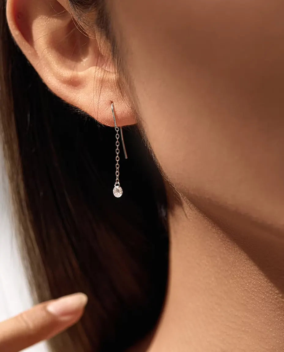 Orecchini passanti moissanite - una pietra da 0,30 ct e 4 mm per orecchino su catena sottile da 35 mm, argento 925 massiccio