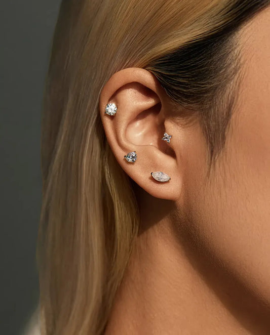 Orecchini a Quadrifoglio con Moissanite in Argento 925 - indossato all’orecchio, primo piano