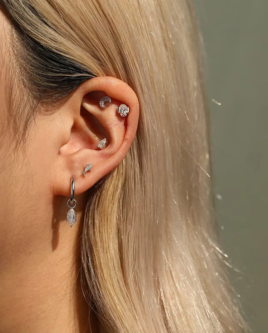 Orecchini a Forma di Squalo con Moissanite in Argento 925 - indossato da una modella, inquadratura più ampia di orecchio e collo