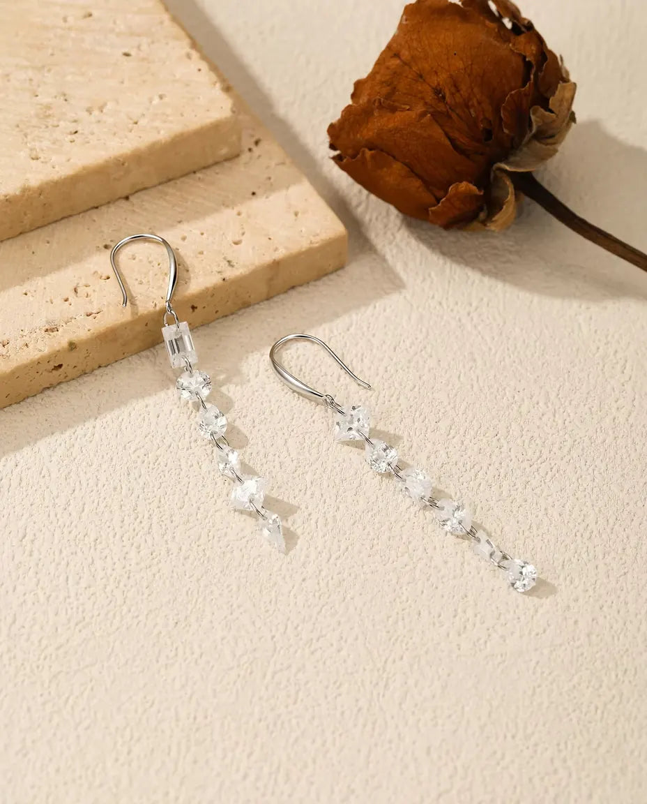 Orecchini Zirconia asimmetrici – sei pietre per orecchio in tagli misti, su monachelle in argento 925