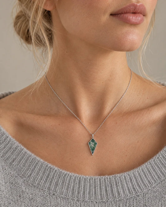 Parure in Agata Muschiata: Duo di Anelli Taglio Kite e Collana Coordinata in Argento 925 - indossato da una modella