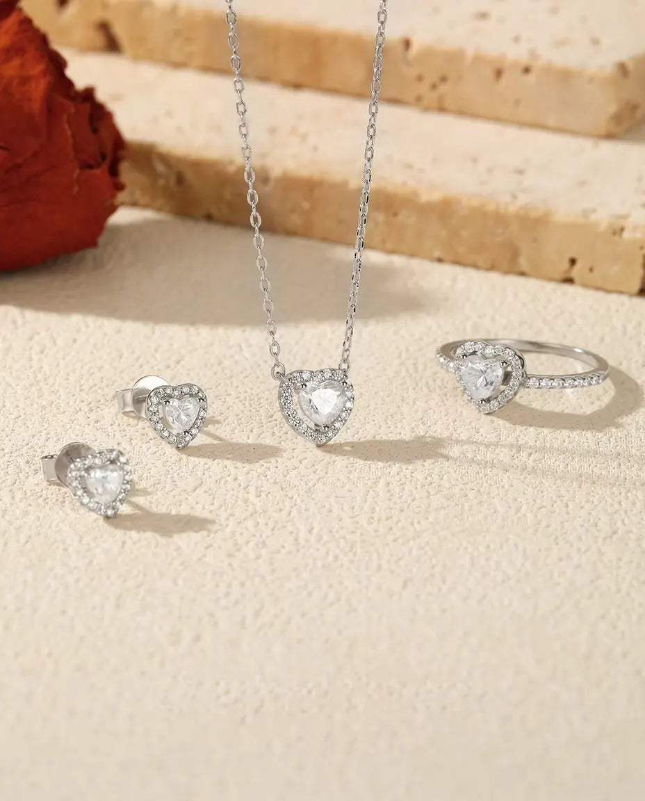 Parure Moissanite Cuore in Argento 925 - la parure completa su pietra chiara