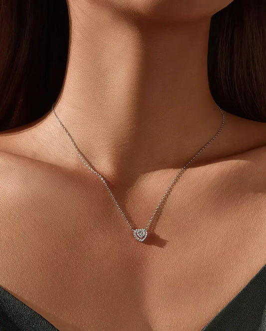 Parure Moissanite Cuore in Argento 925 - collana indossata da una modella