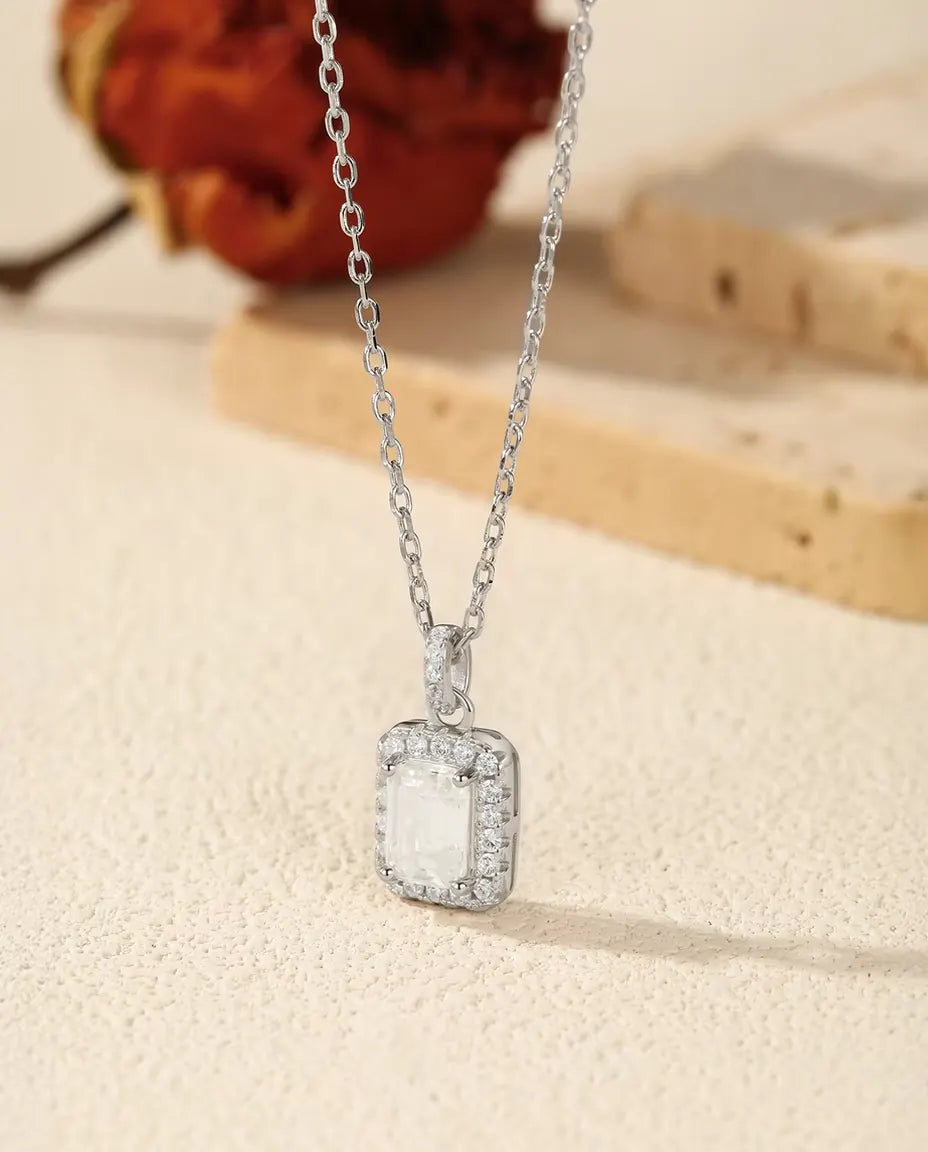 Parure Moissanite Taglio Smeraldo in Argento 925 – Collana con Pendente Halo e Orecchini a Lobo, Pietre Centrali da 1 ct e 0,8 ct, Gioielli da Sposa