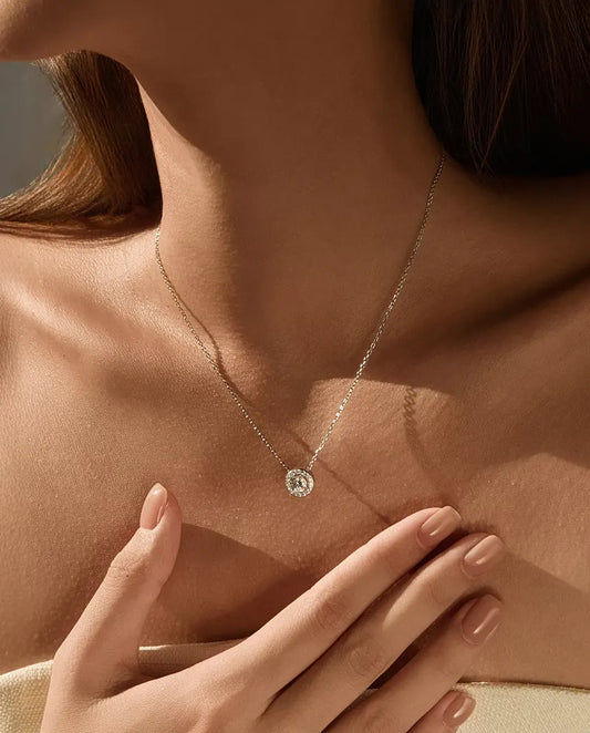 Parure Moissanite Tonda Halo in Argento 925 - collana indossata da una modella