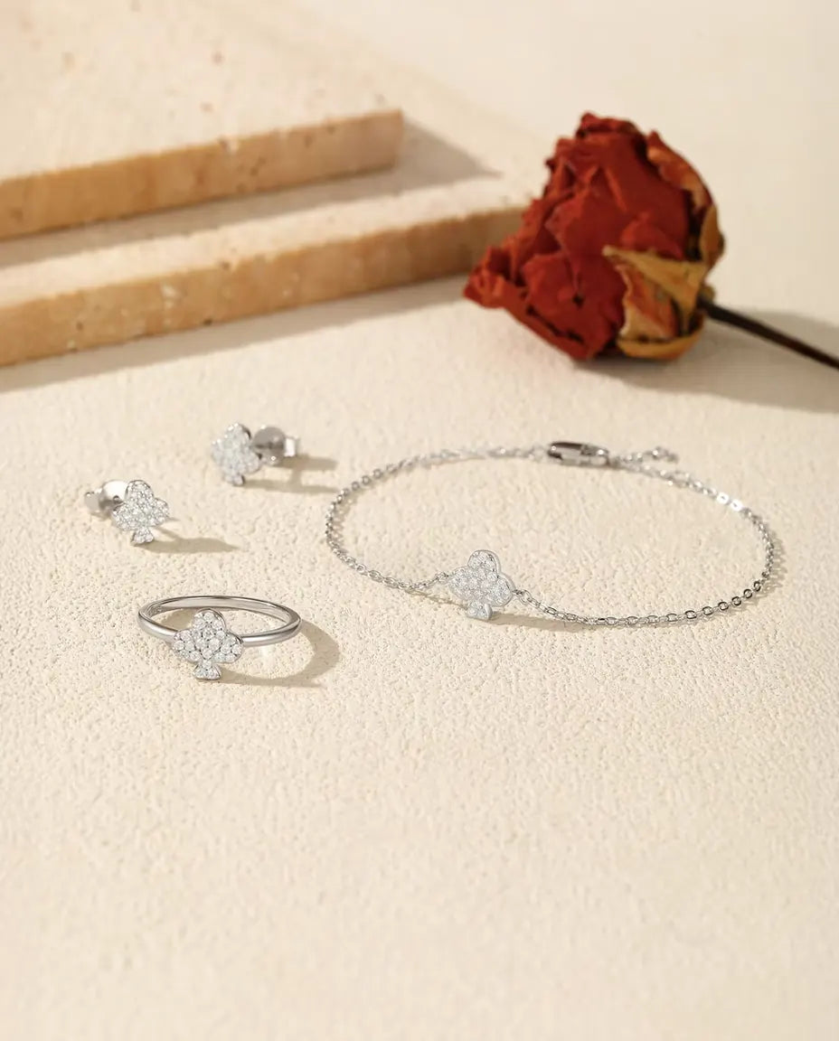 Parure Moissanite Trifoglio in Argento 925 – Bracciale, Anello e Orecchini a Lobo Pavé con il Seme di Fiori delle Carte, Set di 3 Pezzi per Lei
