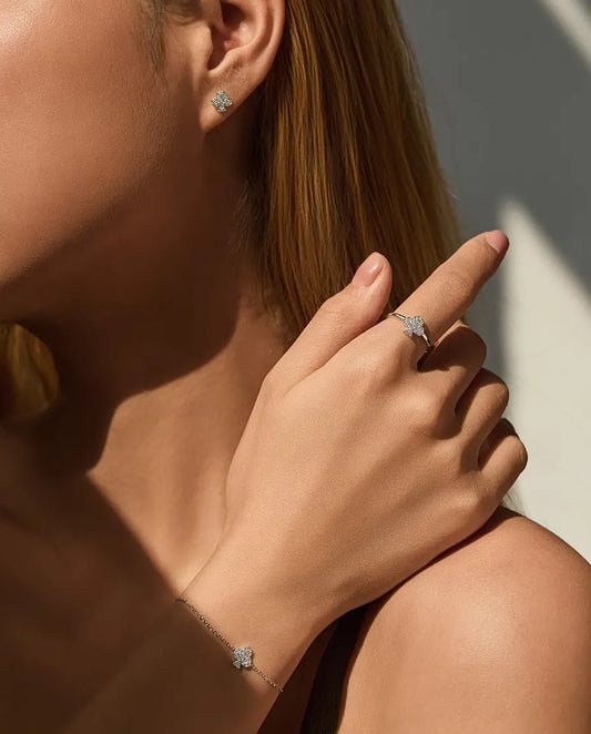 Parure Moissanite Trifoglio in Argento 925 – Bracciale, Anello e Orecchini a Lobo Pavé con il Seme di Fiori delle Carte, Set di 3 Pezzi per Lei